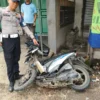 RINGSEK: Petugas kepolisian saat menunjukkan kondisi motor yang di kendarai korban kecelakaan mengalami kerusa