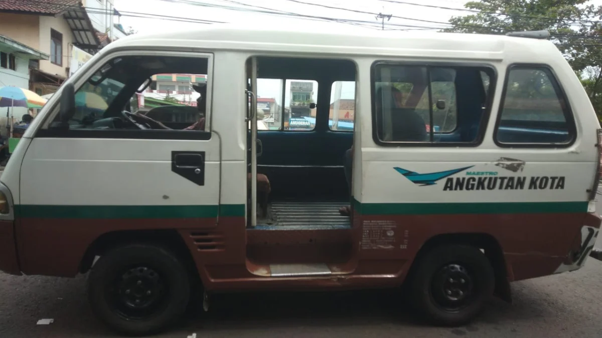 SEDIKIT: Salah satu angkot di Kota Sumedang yang sepi penumpang.