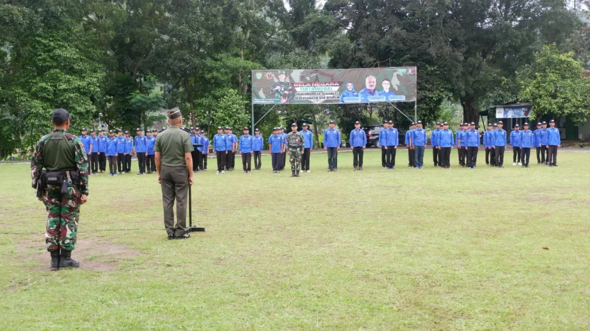 LATIH: Puluhan karyawan Perumda Tirta Medal saat mengikuti pelatihan bela negara di Makodim/0610, baru-baru in