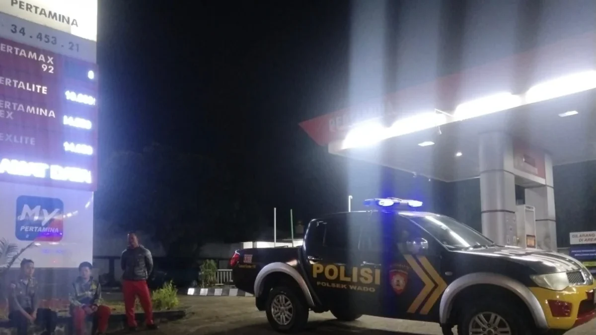 JAGA KEAMANAN: Anggota Polsek Wado saat patroli rutin pada malam hari untuk mengantisipasi potensi tindak krim