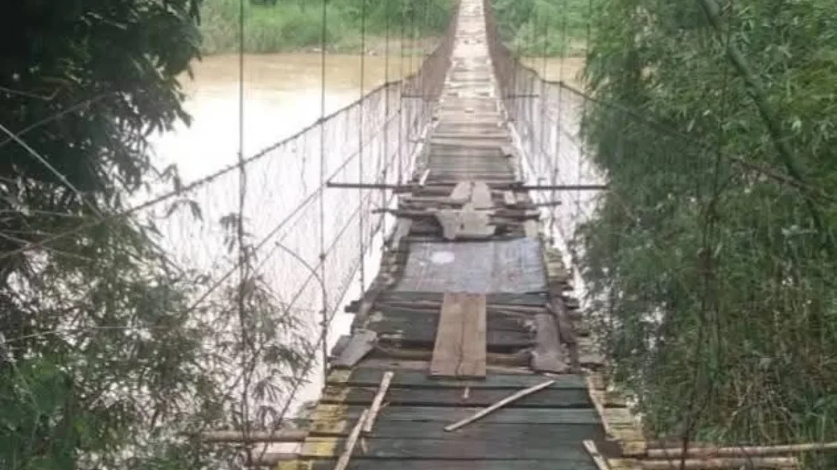 RAWAN AMBRUK: Jembatan gantung penghubung Kabupaten Sumedang dan Kabupaten Majalengka rusak parah.