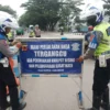 TINGKATKAN KESELAMATAN: Petugas Polsek Cimanggung saat menggelar operasi rutin kendaraan bermotor, baru-baru i