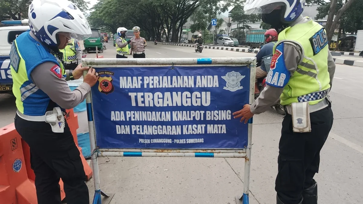 TINGKATKAN KESELAMATAN: Petugas Polsek Cimanggung saat menggelar operasi rutin kendaraan bermotor, baru-baru i