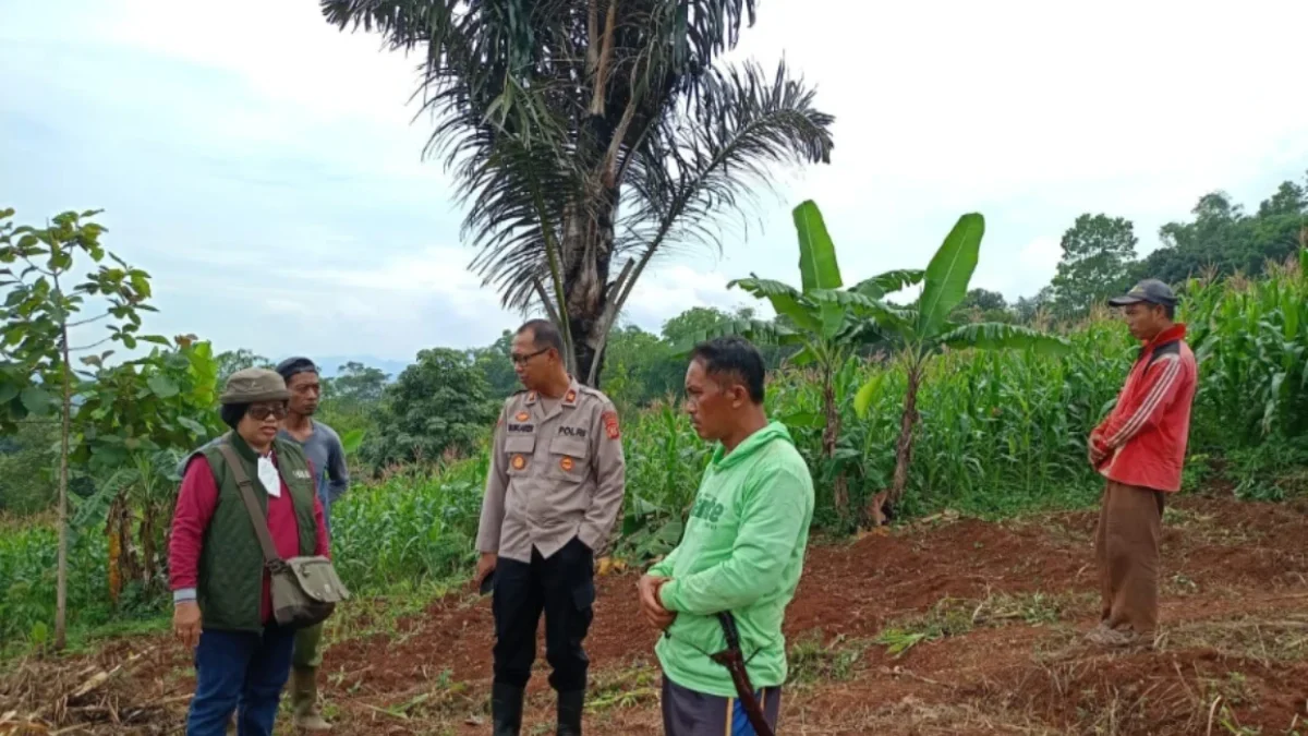 SINERGI: Aparat saat mengunjungi kelompok tani Patali Wargi di Desa Margalaksana, Selasa (14/1).