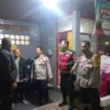 PENGAMANAN: Personel Polsek Sumedang Selatan menggelar patroli malam Blue Light untuk mencegah tindak criminal