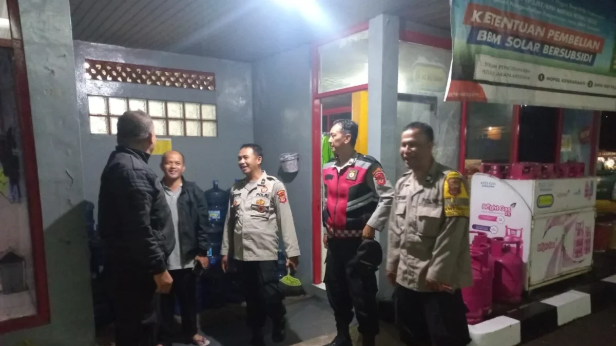 PENGAMANAN: Personel Polsek Sumedang Selatan menggelar patroli malam Blue Light untuk mencegah tindak criminal