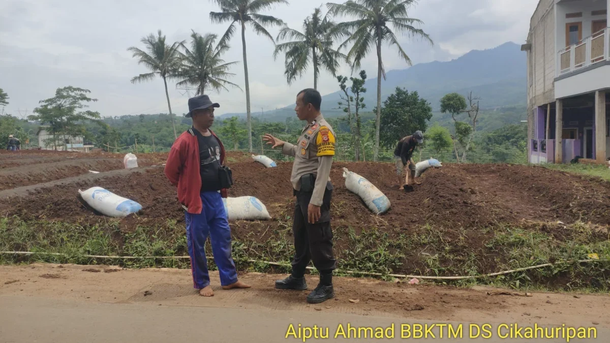 Bhabinkamtibmas Desa Cikahuripan Polsek Cimanggung, AIPTU Ahmad Subekti, terus menjalin silaturahmi dengan war