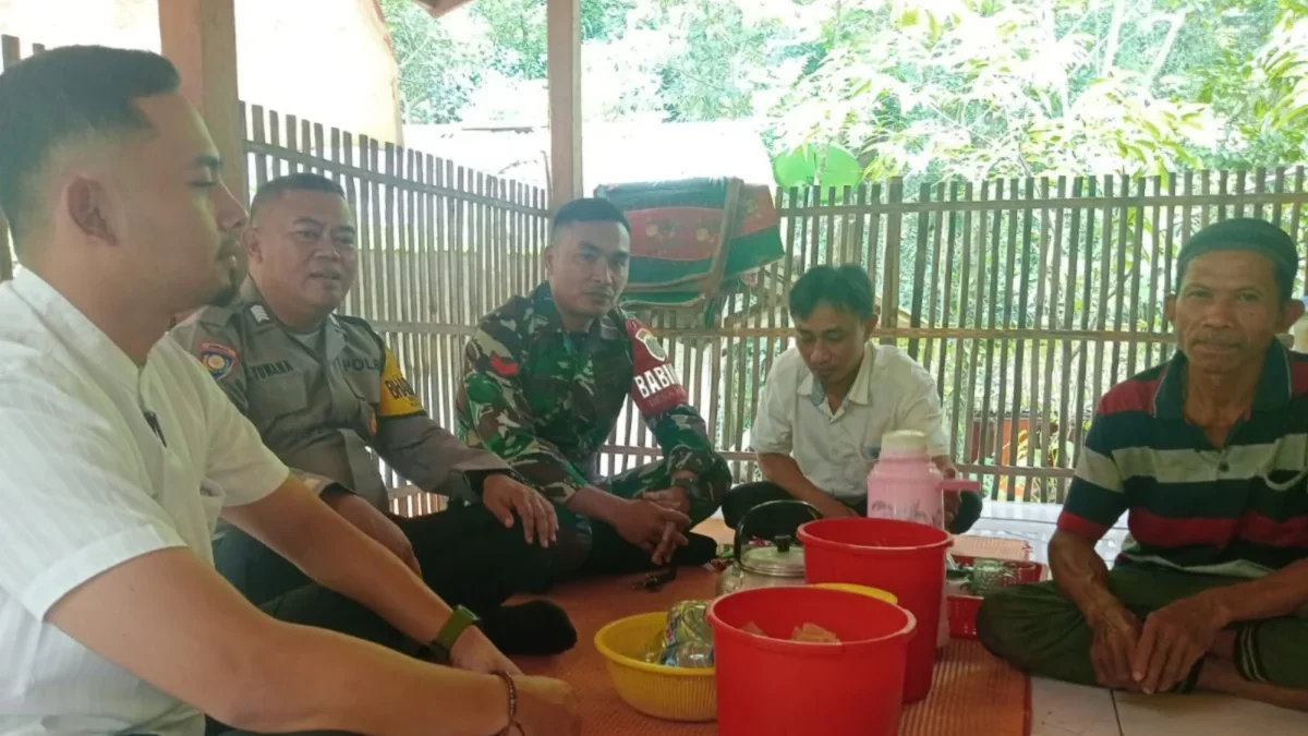 SILATURAHMI: Bhabinkamtibmas Bripka Yuyun Yuwana dan Babinsa Koptu Abdul Latief saat sambang kamtibmas di Desa