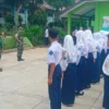 DILATIH: Sejumlah siswa SMPN 1 Buahdua saat mengikuti bimbingan dan pelatihan ekstrakurikuler Paskibra, baru-b