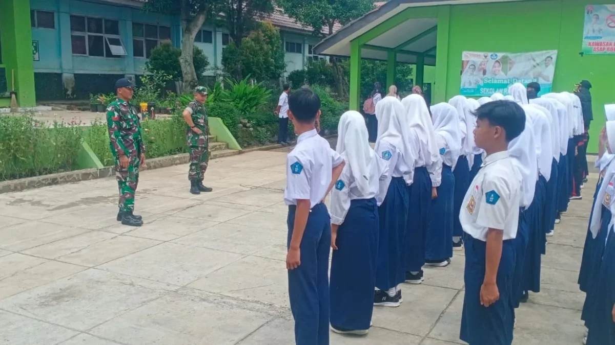 DILATIH: Sejumlah siswa SMPN 1 Buahdua saat mengikuti bimbingan dan pelatihan ekstrakurikuler Paskibra, baru-b