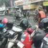 KELUHKAN: Salah seorang tukang parker di Kota Sumedang, Nuhu saat berbincang dengan Sumeks, baru-baru ini.