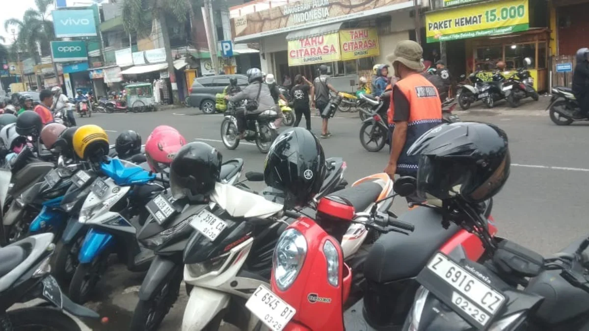 KELUHKAN: Salah seorang tukang parker di Kota Sumedang, Nuhu saat berbincang dengan Sumeks, baru-baru ini.