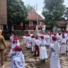 AMANATKAN: Sejumlah siswa SDN Margapala Desa Margalaksana saat mengikuti upacara bendera di sekolahnya, kemari