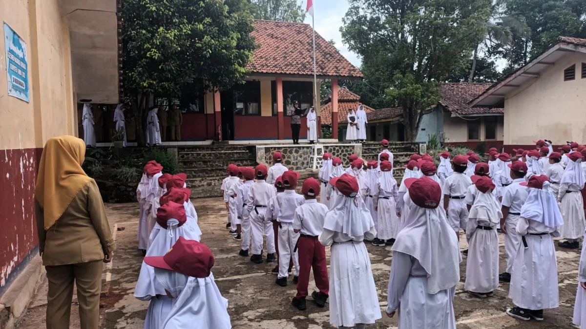 AMANATKAN: Sejumlah siswa SDN Margapala Desa Margalaksana saat mengikuti upacara bendera di sekolahnya, kemari