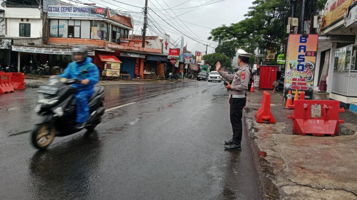 TERTIBKAN: Panit I Lantas Polsek Jatinangor, Iptu Erigal, saat pengaturan lalu lintas di Jatinangor, baru-baru