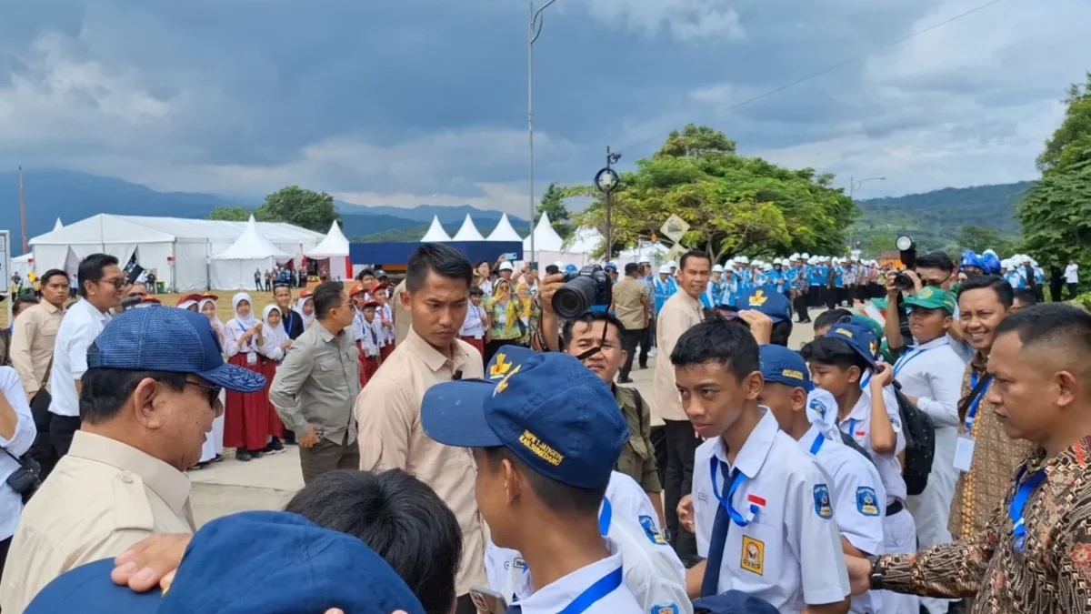 ANTUSIAS: Presiden RI Prabowo Subianto saat peresmian PLTA Jatigede disambut para ratusan siswa, Senin (20/1).