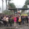 DEMO: Ratusan buruh PT Natatex menggelar aksi unjuk rasa di Jl. Raya Rancaekek Km 26,5, Desa Sindangpakuon, Ke