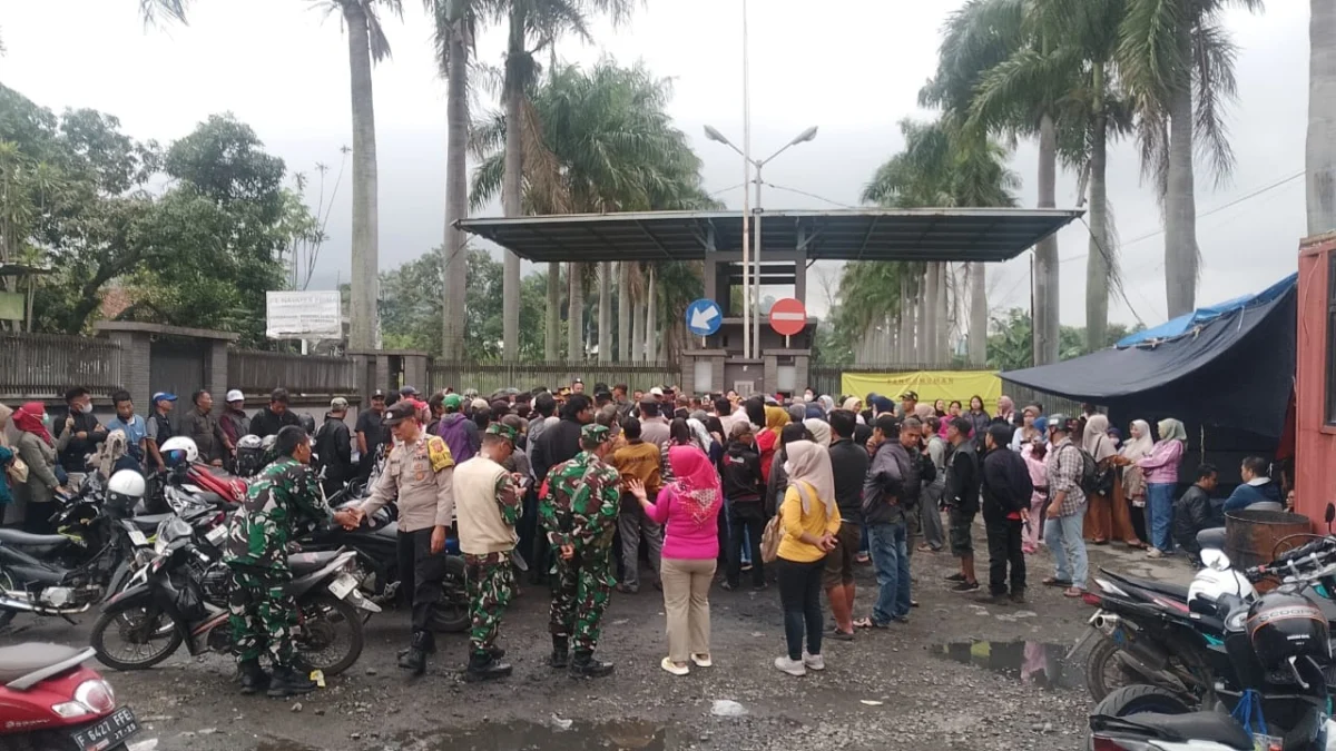 DEMO: Ratusan buruh PT Natatex menggelar aksi unjuk rasa di Jl. Raya Rancaekek Km 26,5, Desa Sindangpakuon, Ke