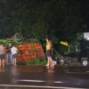 HANCUR: Beberapa warga saat melihat sebuah truk pengangkut ayam menabrak warung di Desa Cibuluh Kecamatan Ujun