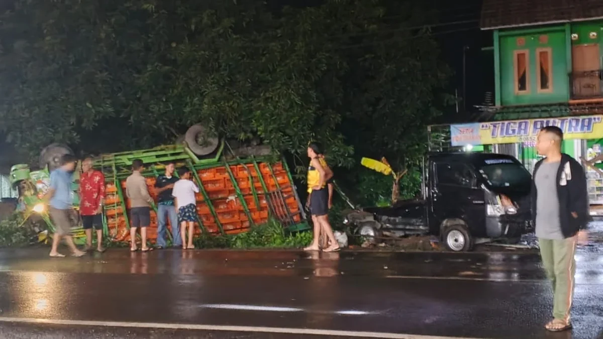 HANCUR: Beberapa warga saat melihat sebuah truk pengangkut ayam menabrak warung di Desa Cibuluh Kecamatan Ujun