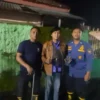 SELAMATKAN: Petugas Damkar Tanjungsari usai mengambil milik salah seorang warga di depa Griya Tanjungsari, Sel