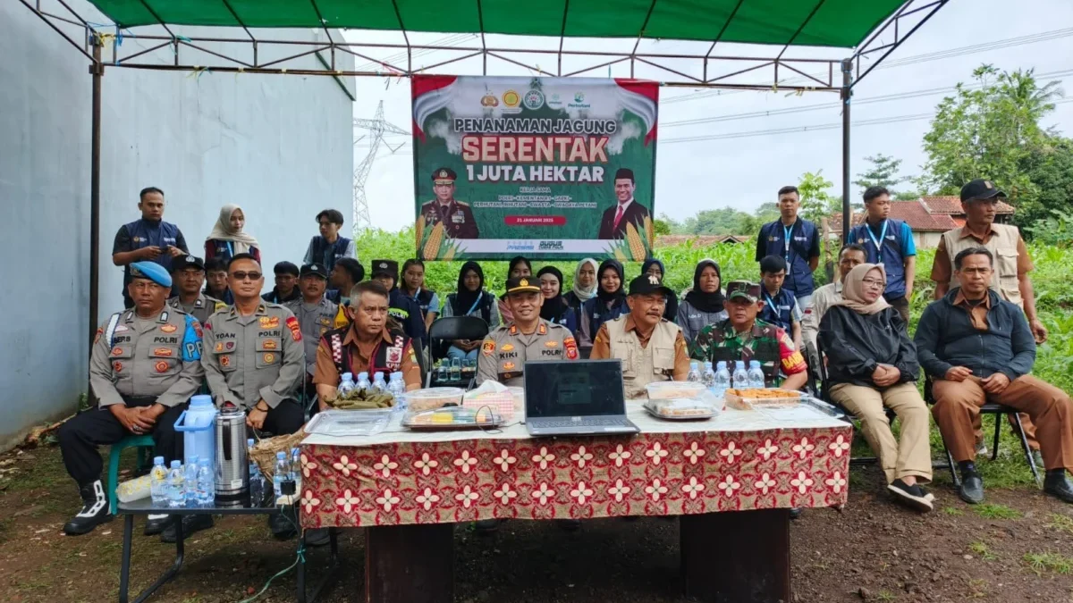 ASTA CITA: Sejumlah aparat saat kegiatan tanam jagung di Desa Kebonjati, Kecamatan Sumedang Utara, baru-baru i