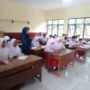 NYAMAN: Puluhan siswa SDN Cilaku Desa Tegalmanggung Kecamatan Cimanggung saat mengikuti kegian belajar mengaja