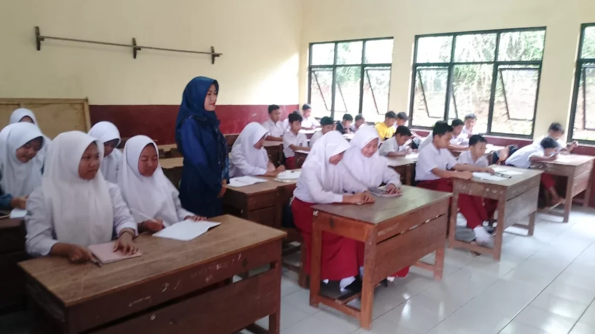 NYAMAN: Puluhan siswa SDN Cilaku Desa Tegalmanggung Kecamatan Cimanggung saat mengikuti kegian belajar mengaja