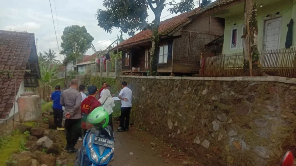 EVALUASI: Kapolsek Tanjungmedar saat pemantauan dan evaluasi terhadap penggunaan anggaran Desa Tanjungwangi 20