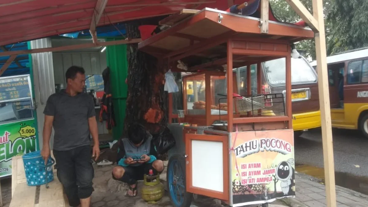 KULINER: Penjual camilan unik tahu pocong Kundang saat ditemui Sumeks, baru-baru ini.