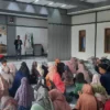 BERSAMA: Sejumlah warga saat mengikuti pengajian rutin di Aula Desa Sindangpakuon Kecamatan Cimanggung, baru-b