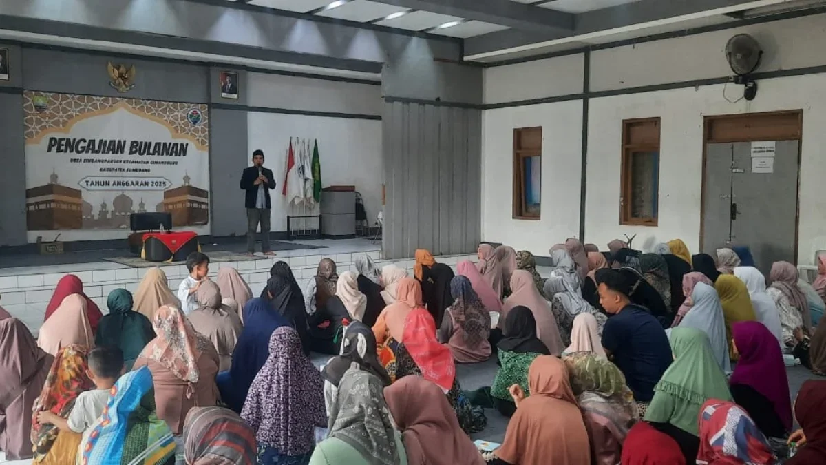 BERSAMA: Sejumlah warga saat mengikuti pengajian rutin di Aula Desa Sindangpakuon Kecamatan Cimanggung, baru-b