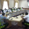 DISKUSI: Pj Bupati Sumedang Yudia Ramli saat memimpin Rapat Umum Pemegang Saham (RUPS) BUMD PT Lembaga Keuanga