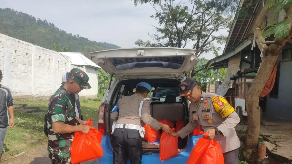 KEPEDULIAN: Propam Polda Jawa Barat saat menyalurkan bantun sembako untuk warga Desa Cikahuripan, baru-baru in