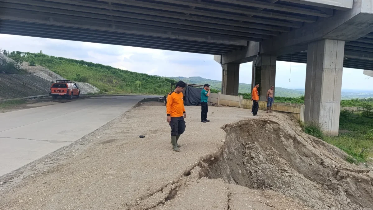 TINJAU: BPBD Sumedang bersama warga meninjau bahu jalan Conggeang-Ujungjaya yang mengalami longsor, Jumat (24/