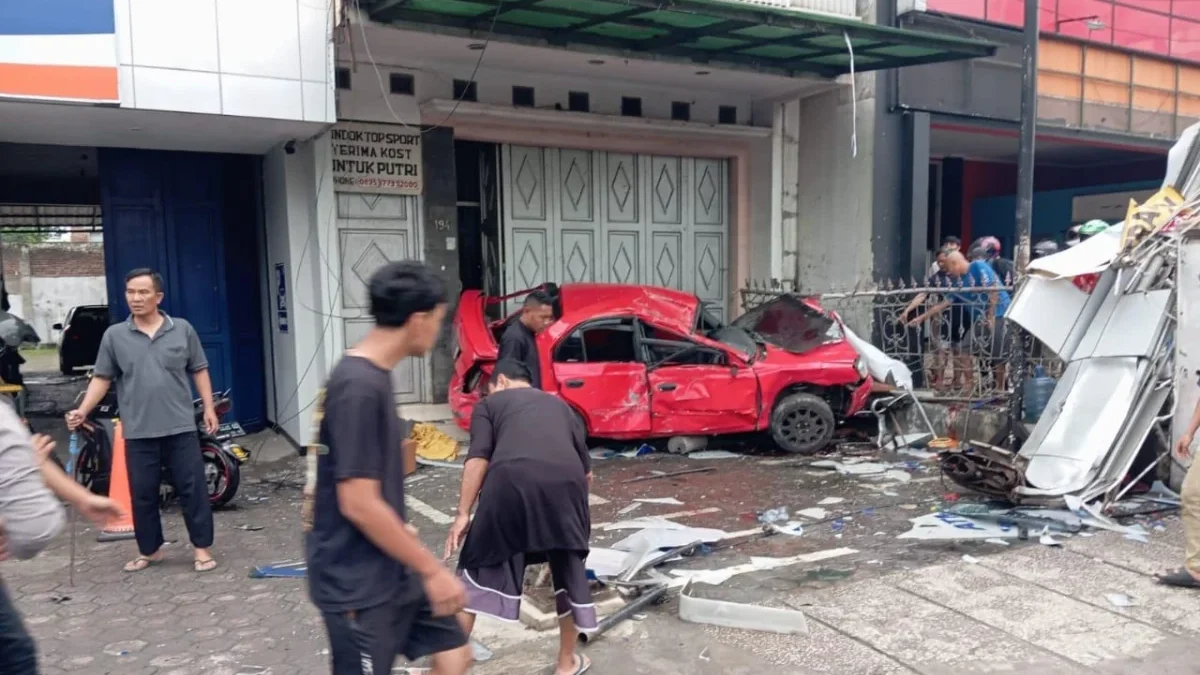 RUSAK PARAH: Sejumlah warga saat berada di Tempat Kejadian Perkara (TKP) kecelakaan di depan Kantor BRI Jatina