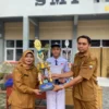 BERPRESTASI: Raja Al Palah siswa SMPN 5 Sumedang, saat menerima piala pertama turnamen catur tingkat Kabupaten