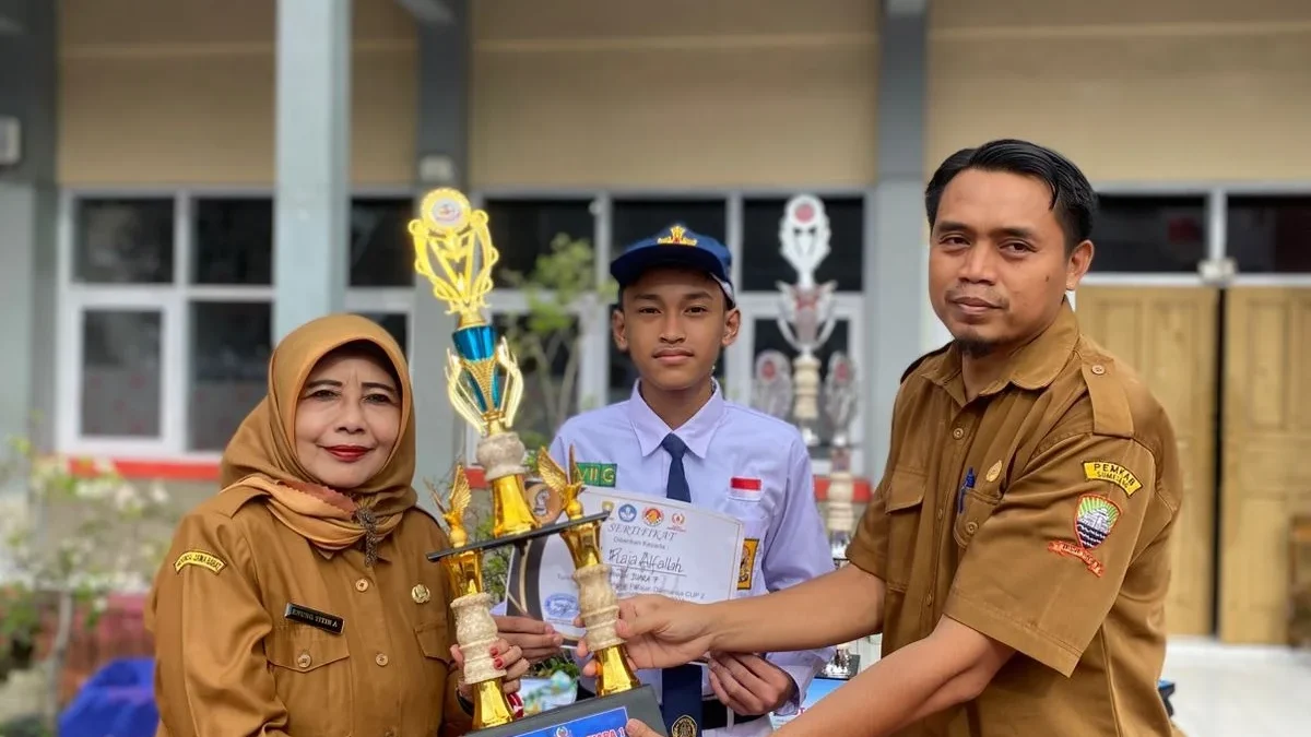 BERPRESTASI: Raja Al Palah siswa SMPN 5 Sumedang, saat menerima piala pertama turnamen catur tingkat Kabupaten