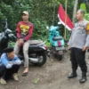 KONDUSIF: Bripka Dani Santika saat melaksanakan patroli sambang warga di wilayah hukum Polsek Tanjungmedar, Ra