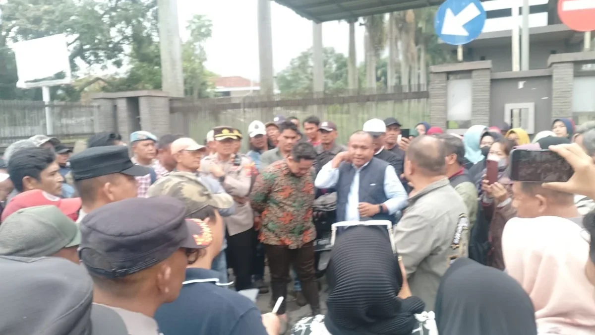 PERJUANGKAN HAK: Puluhan buruh saat menggelar orasi di salah satu perusahaan di Kawasan Industri Cimanggung, b