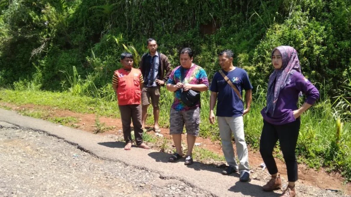 TINJAU: Anggota DPRD Sumedang dari Fraksi PDI Perjuangan Heti Andorina saat meninjau jalan ruas Sukatani-Jingk