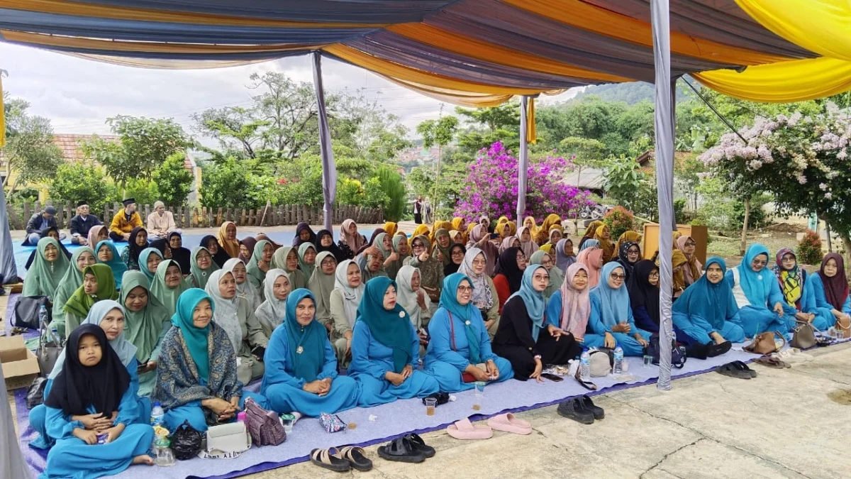 ANTUSIAS: Sejumlah jamaah saat menghadiri Tabligh Akbar di Alun-Alun Desa Mangunarga, Kamis (30/1).