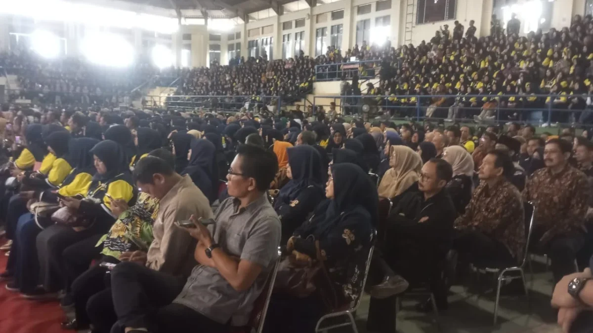 ANTUSIAS: Ratusan guru saat mengikuti kegiatan Gebyar Guru Hebring di Gor Tadjimalela, Kamis (30/1).ANTUSIAS: