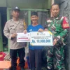 DIBANTU: Korban rumah roboh di Kelurahan Regol Wetan saat menerima bantuan, kemarin.