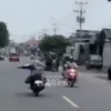 Viral Aksi Seorang Wanita Berkendara Motor Menirukan Gerakan Superman