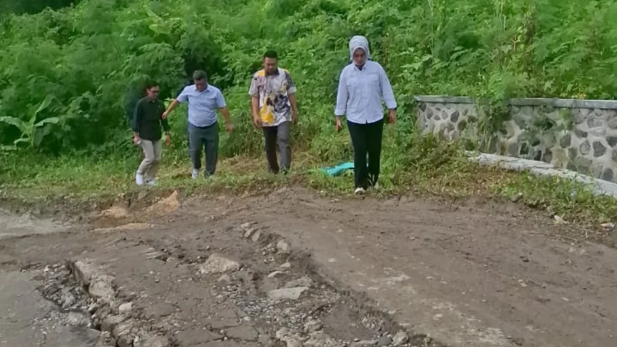 Cinot Sentil Program \"Jalan Lecir Nepi ka Desa\" Saat Tinjau Jalan Longsor di Haurpapak