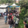 Warga berkerumun di lokasi kejadian kecelakaan pengendara motor masuk sungai Citarik Desa Sindulang Sumedang