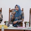 TANGANI: Sekda Sumedang Tuti Ruswati saat Rakor bersama Forkopimda dan para Kepala Perangkat Daerah di Gedung