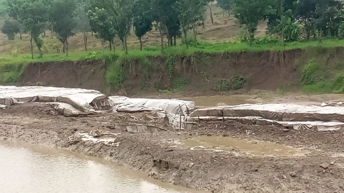Warga Nanjungjaya Dihantui Banjir Cipelang KHAWATIR: Bendungan sementara Cariang kembali jebol beberapa waktu lalu.