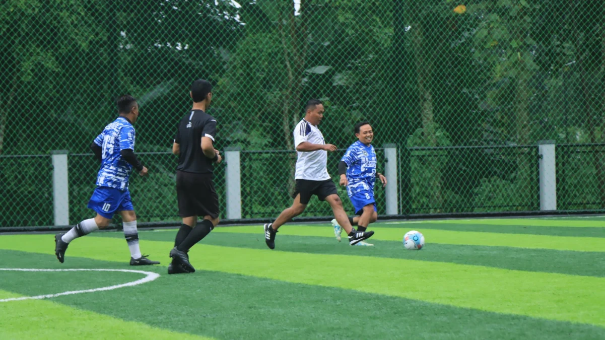 OLAHRAGA: Sejumlah pemain saat pertandingan persahabatan mini soccer di Cikandung Soccer Field Kecamatan Cimal